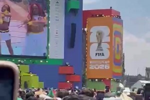 天后的魅力❤️！球迷聚集场外看夏奇拉的开幕式表演