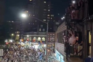 不眠之夜！纽约球迷庆祝夺冠，集体高唱《帝国之心》！