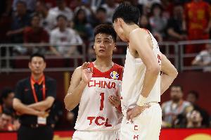 篮球轮回再现！你还记得李楠上次执教赵睿和周琦时你的举动吗？