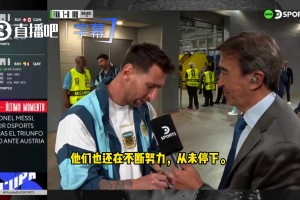 很开心！梅西双响后接受采访间隙完成一次签名！