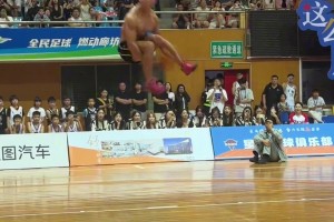 搁NBA也满分？！国内一位扣将上演自抛绕过双腿换手炸扣