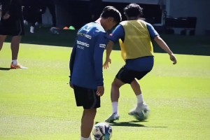 日本球员“零距离颠球” ，这球感真是下了苦功夫练出来的