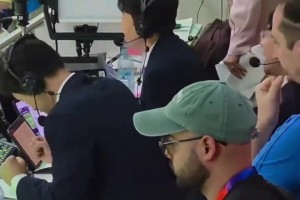 实拍：终场哨响瞬间，朴智星在解说席上激动握拳庆祝！