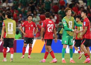 亚足联球队在末轮对阵非足联球队时2平3负，韩国队以0-1不敌南非队，最终被淘汰。