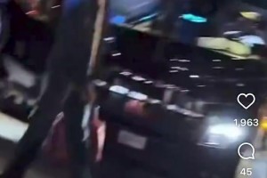 回到酒店受到纽约球迷“热情迎接”，文班亚马握拳庆祝回应！