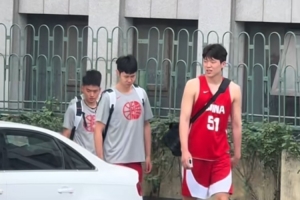 网友捕捉中国男篮今日训练瞬间 杨瀚森身穿51号球衣神采奕奕