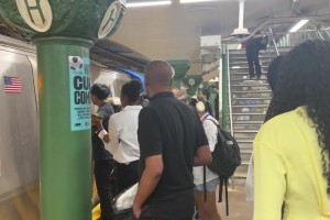 纽约尼克斯时隔53年再夺总冠军！纽约地铁里大家也都“疯了”