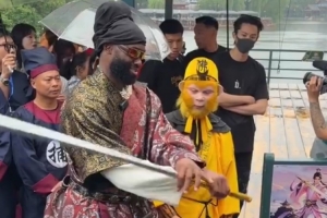 王鹤棣亲自指导杰伦·布朗使用金箍棒，后者模仿得有模有样