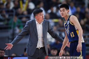 解说：杜锋言语可能过于直接，孩子们更偏爱细腻的教导，他亦存在路径依赖问题