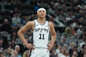 拼尽全力！卡布仅登场5分钟 3投2中获5分1篮板及1三分1中1