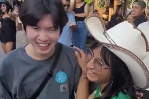 墨西哥女球迷热烈亲吻韩国小伙，观众齐声欢呼