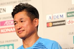 雅虎体育：日本J3球队福岛联队继续签下59岁前锋三浦知良，直至60岁