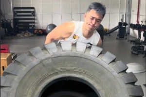 张文逸坚持苦练不停歇,分享轮胎力量训练视频:始终如一的是你的重量