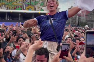 跨国界的纯粹快乐！日本战平荷兰，一日本球迷在人群中被高举庆祝