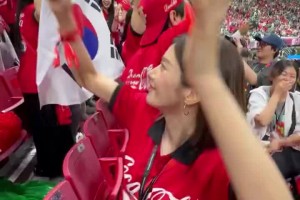 现场实拍：韩国女星权恩妃和球迷们一起庆祝韩国进球