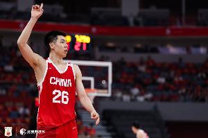 朱俊龙表现卓越，三分球4投3中，贡献9分5篮板1抢断