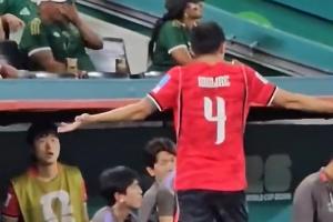 何意？金玟哉65分钟被换，离场时对教练组理论摊手