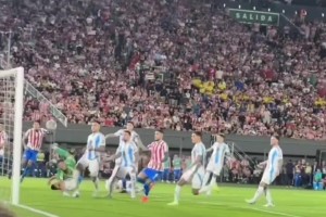 曾经2-1阿根廷&1-0巴西的巴拉圭，世界杯首战1-4美国