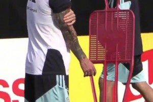 梅西在训练赛失误后自己忍不住笑了