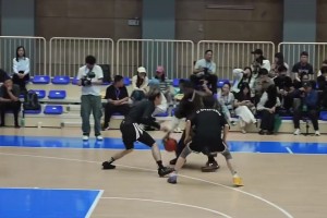 相当搞笑！杰伦·布朗就穿着汉服这么上场打球了
