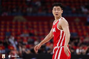 解说：高诗岩在FIBA的表现更接近于小个朱俊龙，而非擅长大量持球的后卫