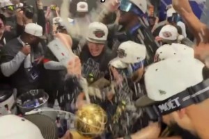 疯狂庆祝夺冠！尼克斯球员集体拿着香槟朝总冠军奖杯狂喷！