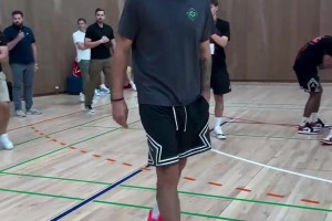 湖人球星东契奇现身乔丹品牌活动卢布尔雅那决赛现场...