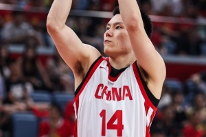 激烈争夺中李弘权替补贡献6篮板3分2抢断