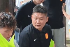 铜梁龙将士在安居古城感受端午传统，刘建业制作粽子恩加德乌制作糍粑