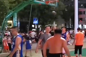 文班亚马来防心态都得崩！野球场这哥不看上篮到底怎么防？