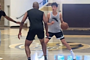 刘金雨海外特训，NBA训练师乔丹·劳利全程指导初体验