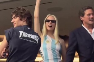 小蛮腰！女星安雅·泰勒-乔伊身穿场边阿根廷球衣扭舞