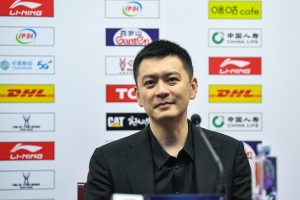 杨鸣表示：世界杯中场休息时，众多前锋因渴或饿纷纷登场，又有谁还记得后卫呢？