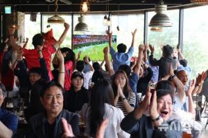 这就是世界杯！韩媒报道：韩国街头出租车司机停下观看比赛，商场内市民欢庆