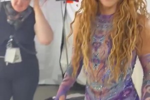 哥伦比亚两连胜提前出线！夏奇拉在巡演后台直接蹦迪狂欢