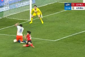马德鲁加禁区内犯规，主裁观看VAR后判点，泽卡点球，泰山以2-0领先铁人